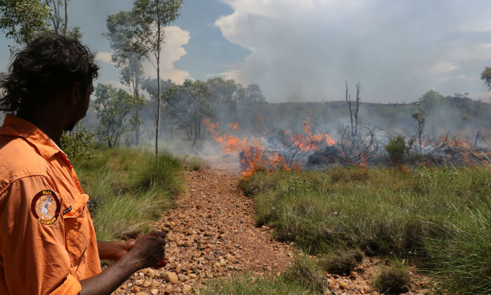 Kija Ranger Tarrance monitoring a fire © WWF-Aus / Alexander Watson