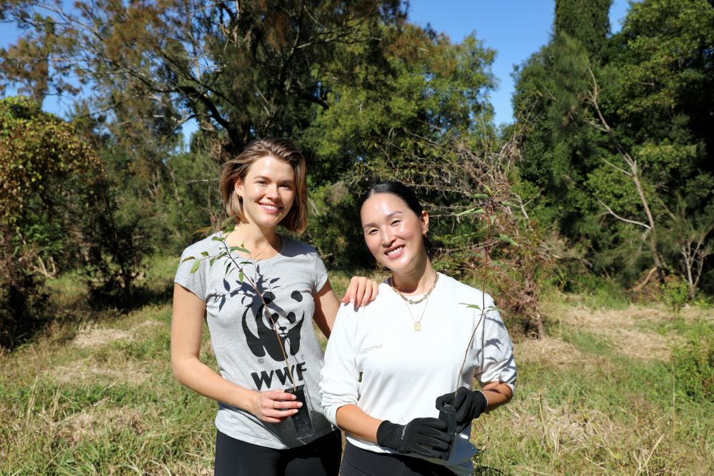 Nicole Warne and Victoria Lee spent the day helping Bangalow Koalas plant koala habitat trees © WWF-Australia